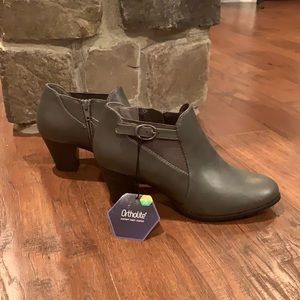 Women’s Croft & Narrow Gray Booties Size 6.5 Eco Ortholite